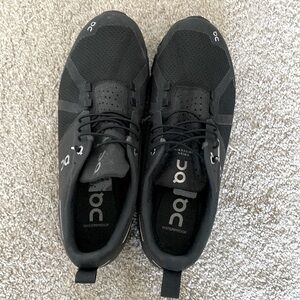 On Cloud 5 Women’s Lifestyle show in all black size 9